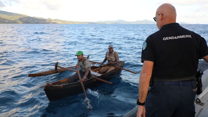 Deux pêcheurs controlés par la brigade de gendarmerie nautique de Mayotte, le 21 juin 2023. (ROBIN PRUDENT / FRANCEINFO)