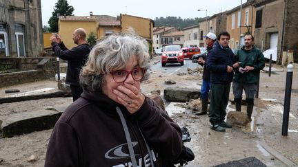 A Vilgailhenc (Aude), une femme constate les dégâts après les pluies torrentielles qui se sont abattues sur le village, le 15 octobre 2018. (ERIC CABANIS / AFP)