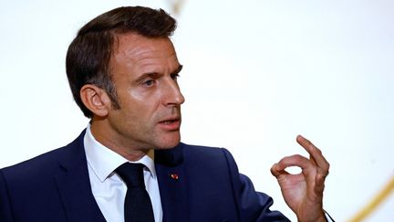 Interrogé sur l'affaire Depardieu, mercredi 20 décembre 2023 sur France 5, Emmanuel Macron a insisté sur la présomption d'innocence. (SARAH MEYSSONNIER / AFP)