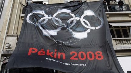 pour dénoncer la politique de la Chine en matière de droits de l’Homme. De nombreuses manifestations pro-Tibet éclatent un peu partout en Europe. A Paris, les heurts lors du passage de la flamme olympique sont violents. L’image d’une athlète chinoise en fauteuil roulant prise à partie lors de la manifestation choque l’opinion publique. (AFP PHOTO THOMAS COEX)