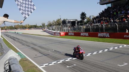 Jorge Martin (Ducati Pramac) franchit la ligne d'arrivée du Grand Prix de Barcelone à la troisième place et devient champion du monde MotoGP 2024 le 17 novembre. (JOAN MONFORT/SIPA)