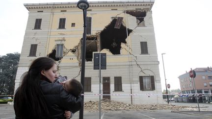 Un b&acirc;timent municipal endommag&eacute; &agrave;&nbsp;Sant'Agostino, pr&egrave;s de Ferrara, apr&egrave;s le s&eacute;isme qui a touch&eacute; le nord-est de l'Italie dimanche 20 mai. (GIORGIO BENVENUTI / REUTERS)