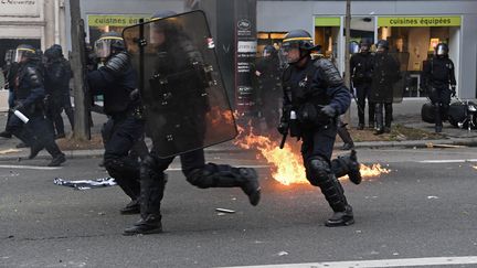 Des CRS poursuivent des manifestants contre la loi Travail, à Paris, le 15 septembre 2016.&nbsp; (CHRISTOPHE ARCHAMBAULT / AFP)