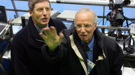 Thierry Roland (d) et son coll&egrave;gue Jean-Michel Larqu&eacute; (g) le 17 novembre 2004, avant un match amical France-Pologne au Stade de France&nbsp;&agrave; Saint-Denis (Seine-Saint-Denis). (FRANCK FIFE / AFP)