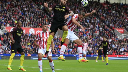 Erik Pieters (centre droit) face à Nicolas Otamendi  (LINDSEY PARNABY / AFP)