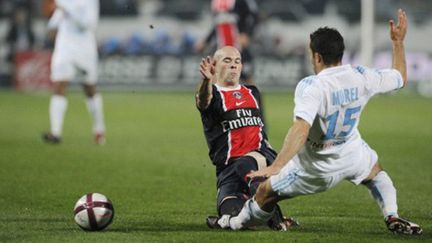 Christophe Jallet (PSG) et Jérémy Morel (OM) à la lutte pour la balle