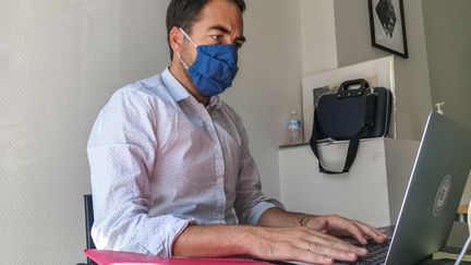 Installé à son bureau, un salarié porte un masque, dans une entreprise de Valence (Drôme), le 18 août 2020.&nbsp; (NICOLAS GUYONNET / HANS LUCAS)