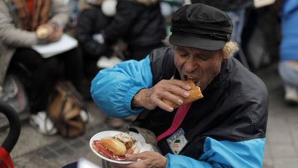 Cet Espagnol a &eacute;t&eacute; expuls&eacute; de sa maison et mange devant le si&egrave;ge de Bankia &agrave; Madrid (Espagne), le 10 novembre 2012. (ANDRES KUDACKI / AP / SIPA)