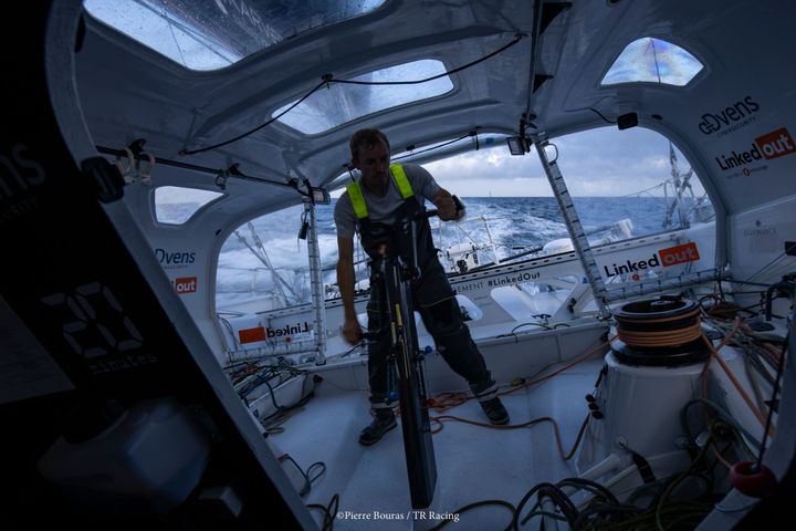 Le navigateur dunkerquois à bord de Linkedout, un voilier équipé d'un dispositif audiovisuel inédit pour une grande course en solitaire autour du monde, imaginé par l'artiste Molécule (PIERRE BOURAS / TR RACING)