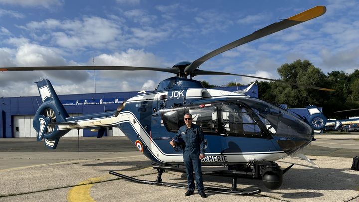 Le général Emmanuel Josse, commandant des forces aériennes de la gendarmerie, devant l'un des hélicoptères de la gendarmerie en charge de la surveillance des JO, sur la base aérienne de Villacoublay. (YANNICK FALT / RADIOFRANCE)