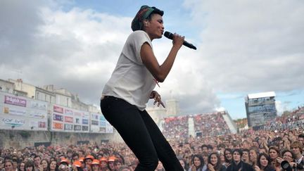 Imany devant la foule de la grande scène Saint Jean d&#039;Acre
 (E.Sadaka/SIPA)