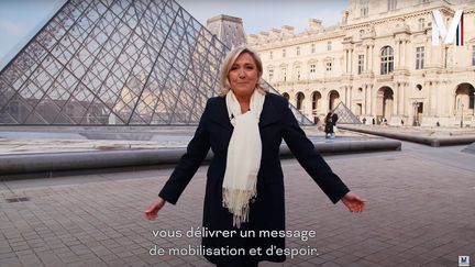 La candidate du RN, Marine Le Pen, dans un clip de campagné dévoilé le 15 janvier 2022, quatre jours après un tournage au musée du Louvre.&nbsp; (FACEBOOK RASSEMBLEMENT NATIONAL)