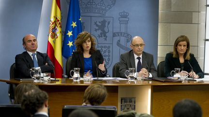 La porte-parole du gouvernement espagnol Soraya Saenz de Santamaria annonce de nouvelles mesures de rigueur le 30 d&eacute;cembre &agrave; Madrid (Espagne). (DOMINIQUE FAGET / AFP)