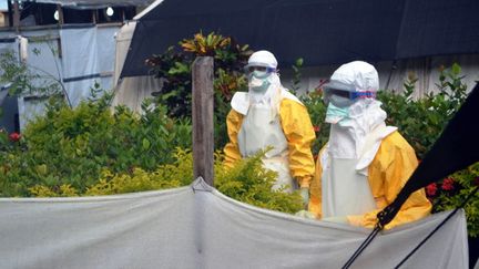 Une &eacute;quipe de M&eacute;decins sans fronti&egrave;res dans l'h&ocirc;pital&nbsp;Donka, &agrave; Conakry (Guin&eacute;e), le 23 juillet 2014.&nbsp; (CELLOU BINANI / AFP)