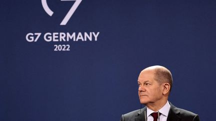 Le chancelier Olaf Scholz à l'ouverture de la réunion avec les présidents français et polonais sur la crise ukrainienne, le 8 février 2022 à Berlin. (HANNIBAL HANSCHKE / REUTERS/POOL)