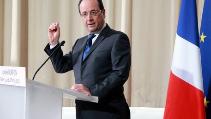 Fran&ccedil;ois Hollande lors d'une visite au lyc&eacute;e Buffon, &agrave; Paris, lundi 27 mai 2013. (PIERRE VERDY / AFP)