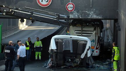 &nbsp; (La limite de hauteur à l'entrée du tunnel est clairement spécifiée © Maxppp)