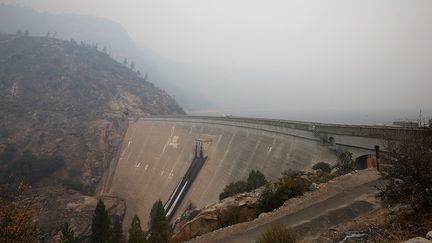 Le r&eacute;servoir de Hetch Hetchy enfum&eacute;, le 24 ao&ucirc;t 2013 en raison de l'incendie qui fait rage dans le parc de Yosemite (Californie). (JUSTIN SULLIVAN / GETTY IMAGES NORTH AMERICA)