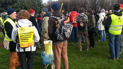 &nbsp; (Un millier de manifestants lors d'un défilé à Nantes contre l'aéroport de Notre Dame des Landes © Radio France)