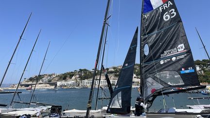 Lara Granier et Amélie Riou, les deux Françaises engagées sur le 49er FX (dériveur skiff double) lors du test event de voile à Marseille, font leurs derniers repérages avant la compétition, le samedi 8 juillet 2023. (Clément Mariotti Pons)