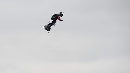 Franky Zapata sur son&nbsp;"Flyboard" le 14 juillet 2019, sur les Champs-Elysées. (LIONEL BONAVENTURE / AFP)