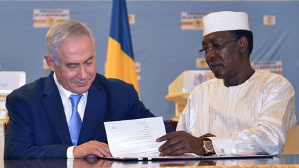 Benjamin Netanyahu avec le président tchadien Idriss Deby Itno à N'Djamena le 20 janvier 2019. (BRAHIM ADJI / AFP)