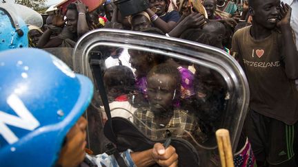 Manifestations de déplacés au Soudan du Sud devant le siège des Nations Unies, à Juba, lors de la visite de Nikky Haley, ambassadrice des Etats-Unis à l'ONU, le 25 octobre 2017. (Albert Gonzalez Farran/AFP )