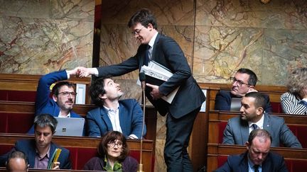 Matthieu Orphelin (à gauche) et Sacha Houlié (debout) à l'Assemblée nationale le 7 mai 2019 (CHRISTOPHE MORIN / MAXPPP)