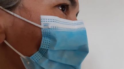 Une femme porte un masque chirurgical. Photo d'illustration. (FLORENCE GOTSCHAUX / FRANCE-BLEU DRÔME-ARDÈCHE)