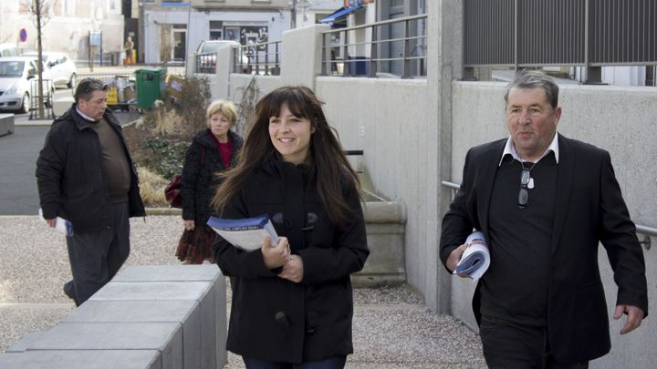 Au premier plan : Alison Cardaire et son p&egrave;re Gabriel Jean Cardaire et Christine Cardaire (au second plan) en campagne pour les &eacute;lections d&eacute;partementales, sur le march&eacute; d'Yssingeaux (Haute-Loire), le 19 mars 2015. (MATHIEU DEHLINGER / FRANCETV INFO)