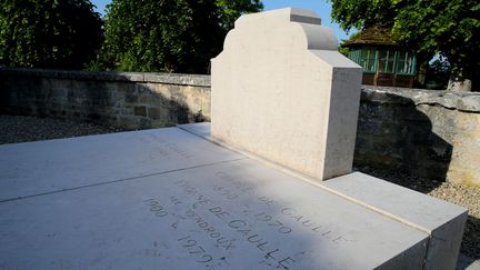 La tombe du général de Gaulle, amputée de sa croix, le 28 mai 2017 à Colombey-les-Deux-Églises.&nbsp; (FRANCOIS NASCIMBENI / AFP)