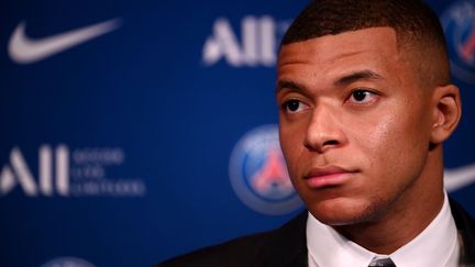 Kylian Mbappé au Parc des Princes, le 23 mai 2022, après avoir annoncé sa volonté de rester au PSG. (FRANCK FIFE / AFP)