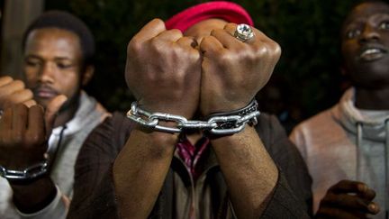 Des migrajnts subsahariens manifestent à Rabat (Maroc), le 23 novembre 2017, contre l'esclavage en Libye. (Photo AFP/Fadel Senna)