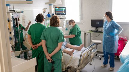 Des infirmières et infirmiers dans l'unité de réanimation de l'hôpital Saint-Camille à Bry-sur-Marne (Val-de-Marne), le 15 février 2023. (ALINE MORCILLO / HANS LUCAS / AFP)