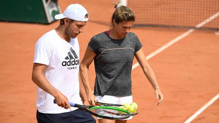 Amélie Mauresmo et Lucas Pouille, lors d'un entraînement à Roland-Garros, en mai 2019. (CHRISTOPHE SAIDI/SIPA)