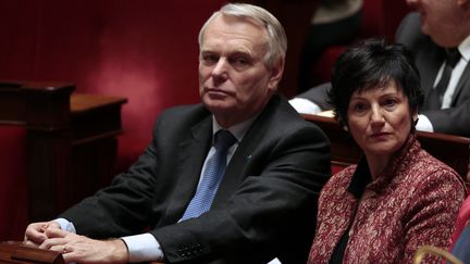 Le Premier ministre, Jean-Marc Ayrault, et la ministre de la Famille, Dominique Bertinotti, le 12 f&eacute;vrier 2013, &agrave; l'Assembl&eacute;e nationale, &agrave; Paris. (JACQUES DEMARTHON / AFP)