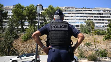 Un policier dans le quartier de Pissevin, à Nîmes (Gard), le 22 août 2023. (NICOLAS TUCAT / AFP)