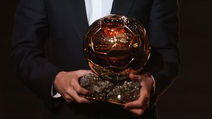 Le Ballon d'Or dans les mains de Lionel Messi, lors de la cérémonie de remise du trophée, le 31 octobre 2023 à Paris. (MAXPPP)