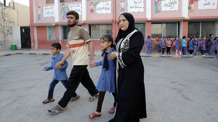 La Jordanie a décidé d'ouvrir ses établissements scolaires à tous les enfants de réfugiés syriens. En 2015, 90.000 d'entre eux ont fréquenté les bancs de l'école. La situation de ces enfants est très précaire dans les pays limitrophes de la Syrie. Au Liban, 500.000 d'entre eux ne sont pas scolarisés. «Malgré les progrès réalisés par le Liban en matière de scolarisation des enfants syriens, le très grand nombre d’enfants encore non scolarisés représente une crise immédiate et requiert des réformes audacieuses», a déclaré Bassam Khawaja, de Human Rights Watch. Les conditions de vie des réfugiés est alarmante. Les promesses d'aide de la communauté internationale, estimées à près d'une dizaine de milliards de dollars, tardent à se concrétiser, mettant ainsi en difficulté les pays d'accueil. Et font craindre une «génération perdue». Une génération privée d'éducation. (Ahmad Alameen/AP/SIPA)