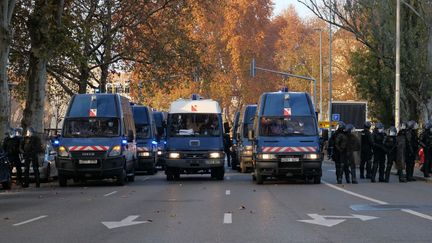 Un important dispositif de police lors de la manifestation contre la proposition de loi sur la "sécurité globale" à Strasbourg, le 28 novembre 2020. (ORYANE LANGENBRONN / HANS LUCAS / AFP)