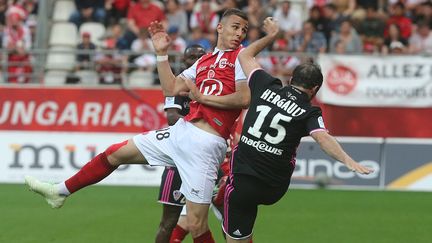 Le joueur de Reims Rémi Oudin face a défenseur d'Ajaccio Jérôme Hergault à Reims (Marne), le 20 avril 2018. (FRANCOIS NASCIMBENI / AFP)