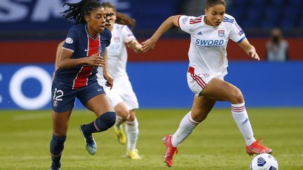 La Lyonnaise Delphine Cascarino face à Ashley Lawrence, le 24 mars 2021. (THOMAS SAMSON / AFP)