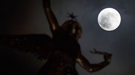 La "super Lune" au-dessus du Génie de la la Liberté, de la place de la Bastille, à Paris, le 1er janvier 2018. (ETIENNE LAURENT / EPA / AFP)