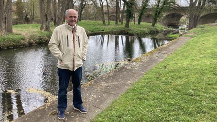 Christian Toussaint, bénévole de l'association Indre Nature. (MANON VAUTIER-CHOLLET / RADIO FRANCE)