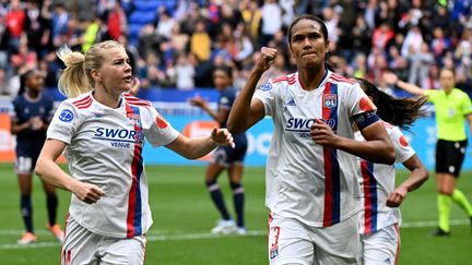 Wendy Renard et Ada Hegerberg&nbsp;lors de la demi-finale aller de Ligue des champions entre Lyon et Paris, le 24 avril 2022 au Groupama Stadium. (JEAN-PHILIPPE KSIAZEK / AFP)