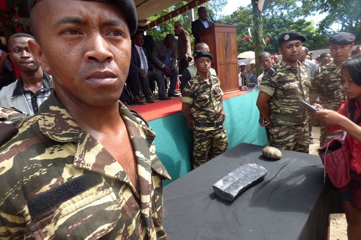 Des soldats surveillent une prétendue barre d'argent de 50 kg, dont la découverte est revendiquée par&nbsp;l'explorateur Barry Clifford, le 7 mai 2015, sur l'île Sainte-Marie (Madagascar). (MANJAKAHERY TSIRESENA / AFP)