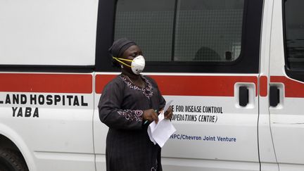 Une femme porte, le 28 février 2020, un masque de protection contre le coronavirus (Covid-19) près de l'hôpital&nbsp;Yaba Mainland à Lagos où est suivi le premier cas (un citoyen italien) de la maladie, traité au Nigeria. (SUNDAY ALAMBA/AP/SIPA / SIPA)