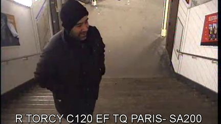 Des images de vid&eacute;osurveillance montrent le suspect dans les couloirs du m&eacute;tro et du RER, le 28 janvier 2015. ( DR )