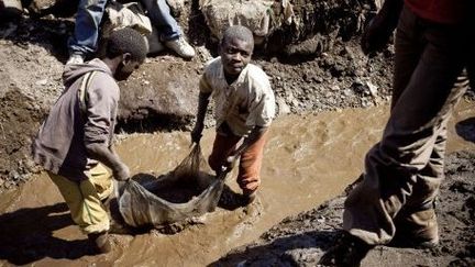 Des enfants travaillent dans une mine de Kamatanda, en République Démocratique du Congo (9 juillet 2010). (AFP)