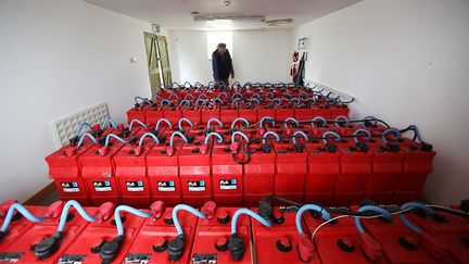 vérifie que les 96 batteries de 4V fonctionnent. Un générateur diesel de secours garantit l’approvisionnement continu de l’électricité.
 
 
 
 (  Reuters/Paul Hackett)